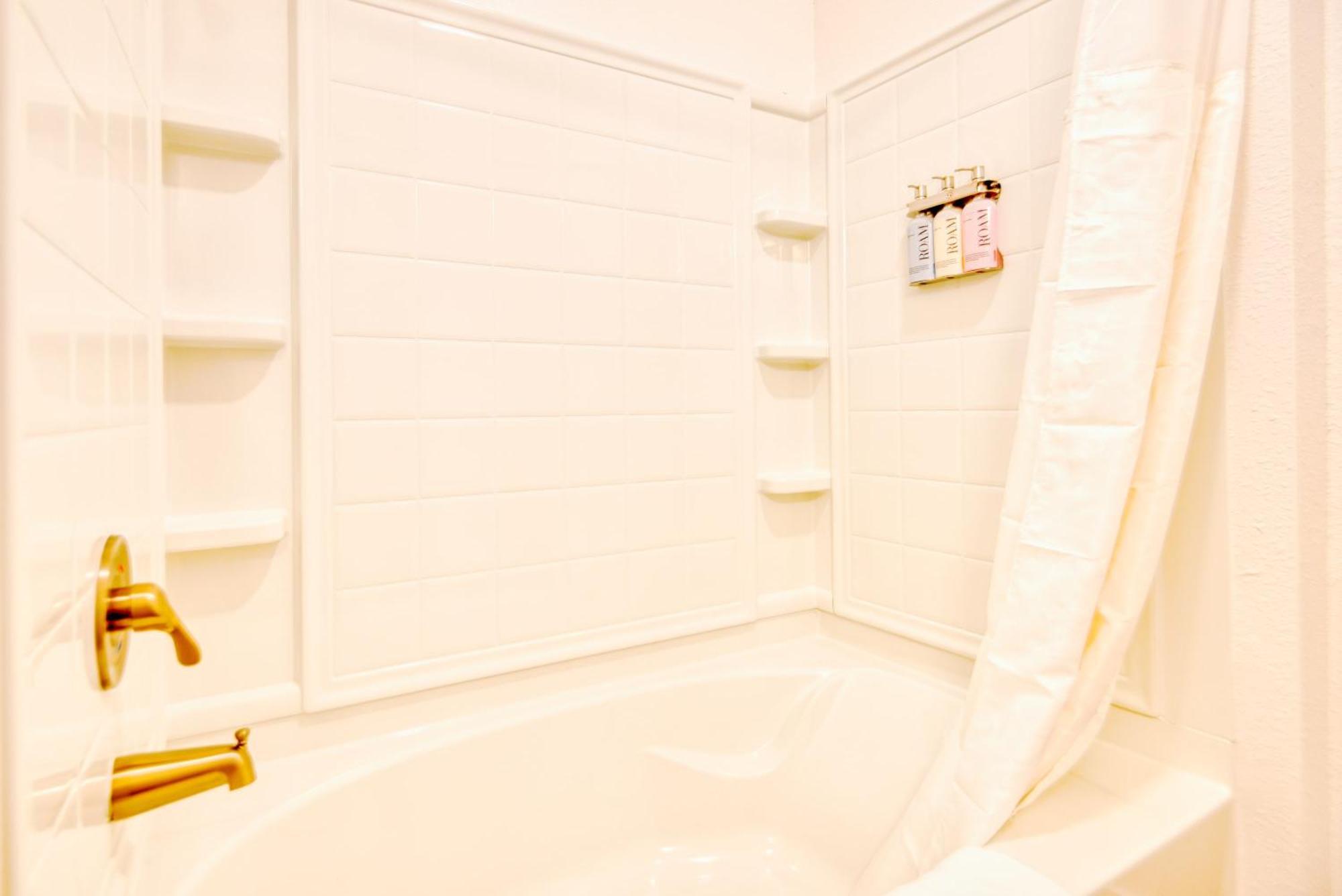 Grand Two Bedroom Two Bathroom Apartment With Balcony غينزفيل، فلوريدا المظهر الخارجي الصورة