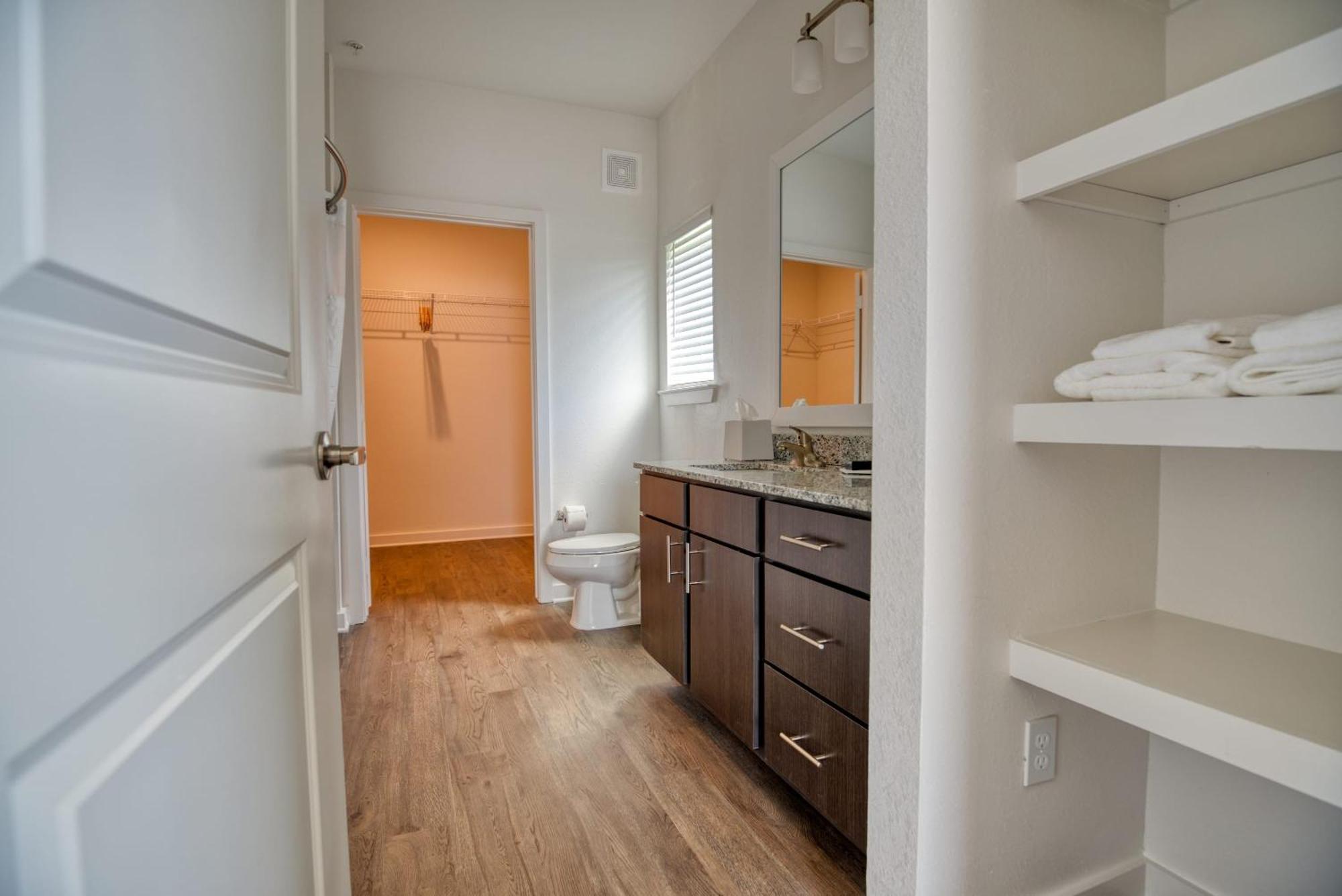 Grand Two Bedroom Two Bathroom Apartment With Balcony غينزفيل، فلوريدا المظهر الخارجي الصورة