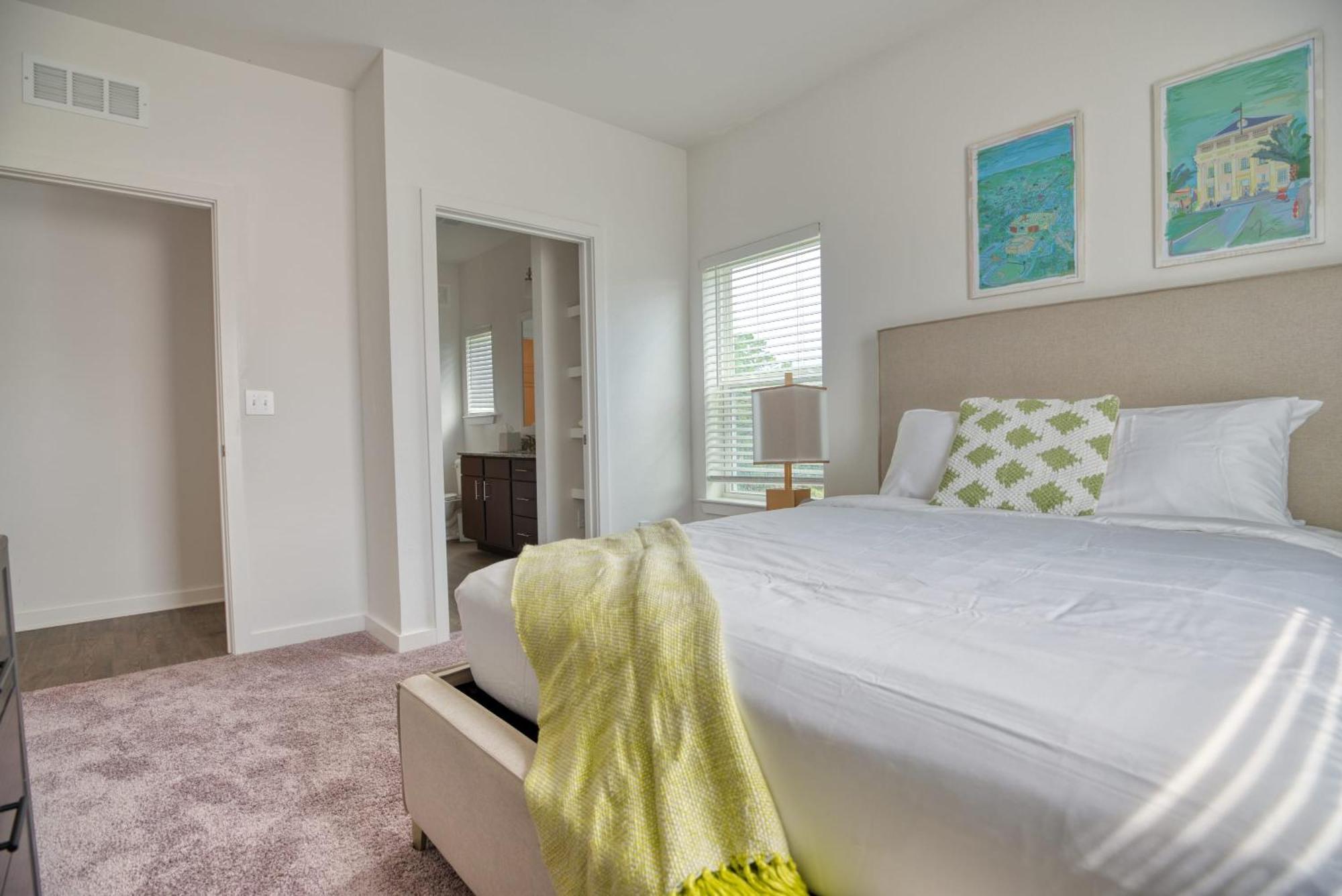 Grand Two Bedroom Two Bathroom Apartment With Balcony غينزفيل، فلوريدا المظهر الخارجي الصورة